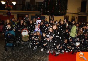 Miles de personas reciben en las calles de Mislata a los Reyes Magos de Oriente